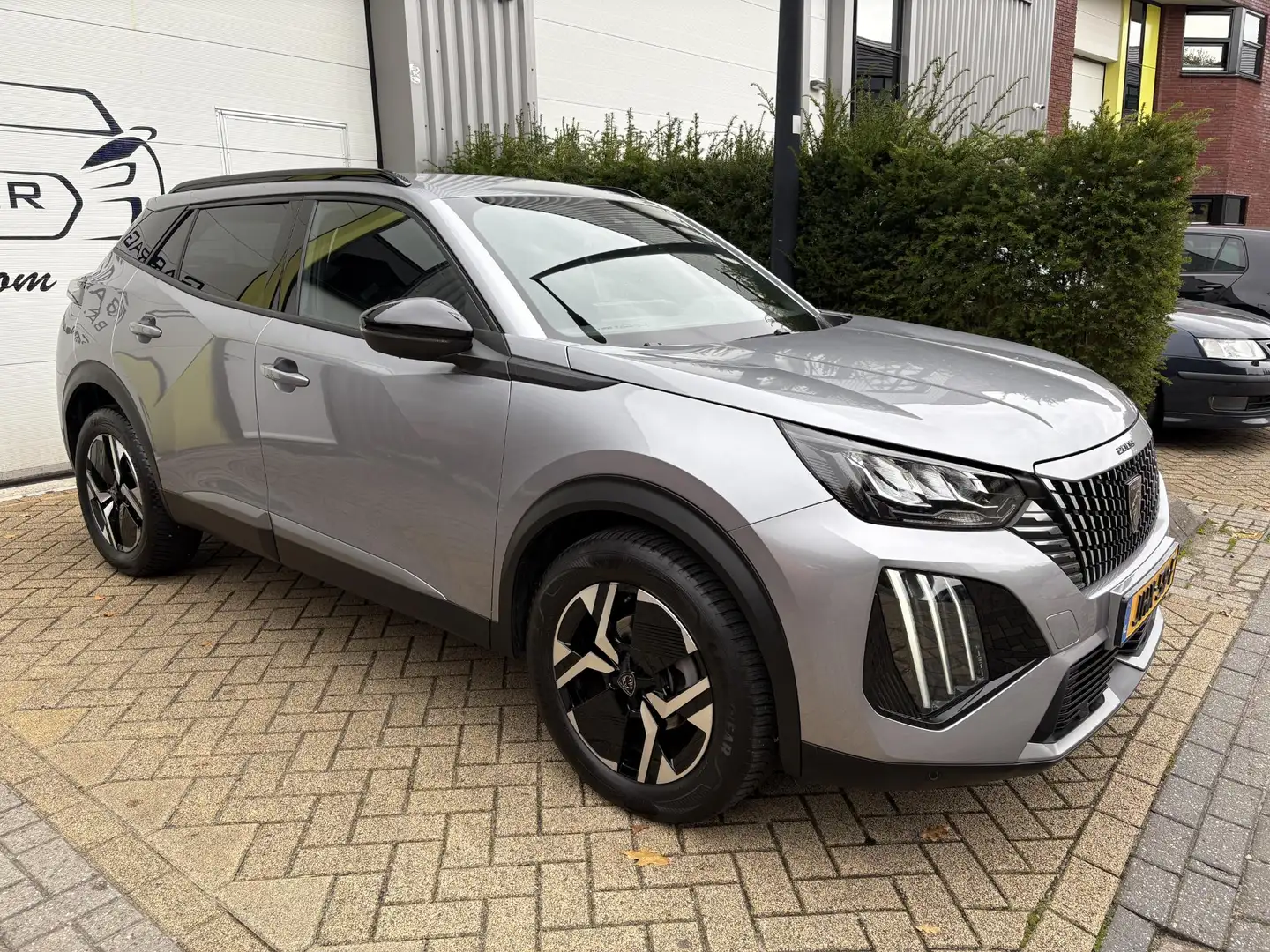 Peugeot 2008 1.2 PureTech 100 Allure Camera, LED, Halfleder, Na Gris - 2