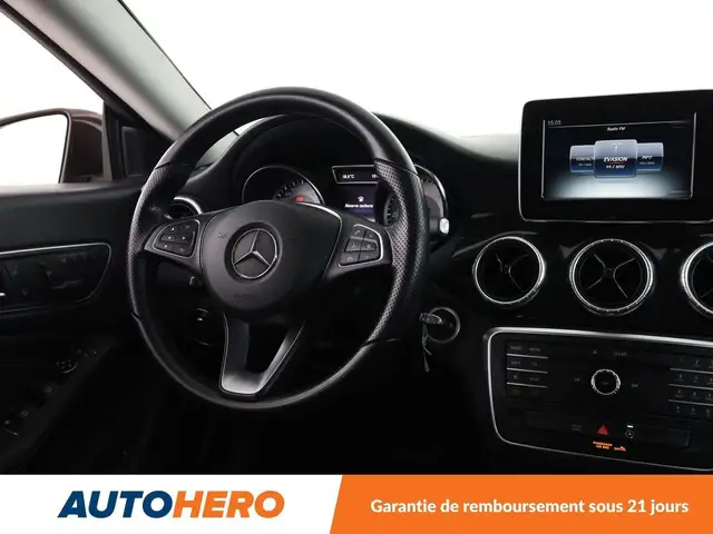 Mercedes-Benz 220 view 13