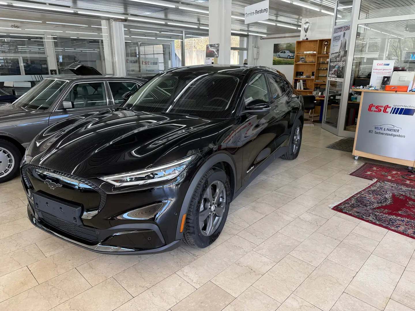 Ford Mustang Mach-E Extended Range - Tech. Paket 2 - Pano Schwarz - 2