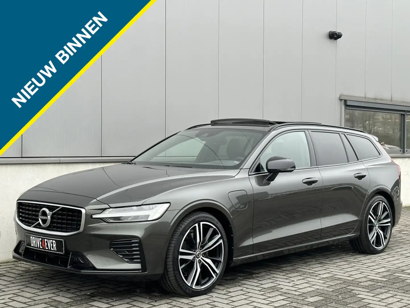 Volvo V60 2.0 T8 TE AWD R-Des. 392pk PANO CR CONTROL 360 CAM Grijs - 1