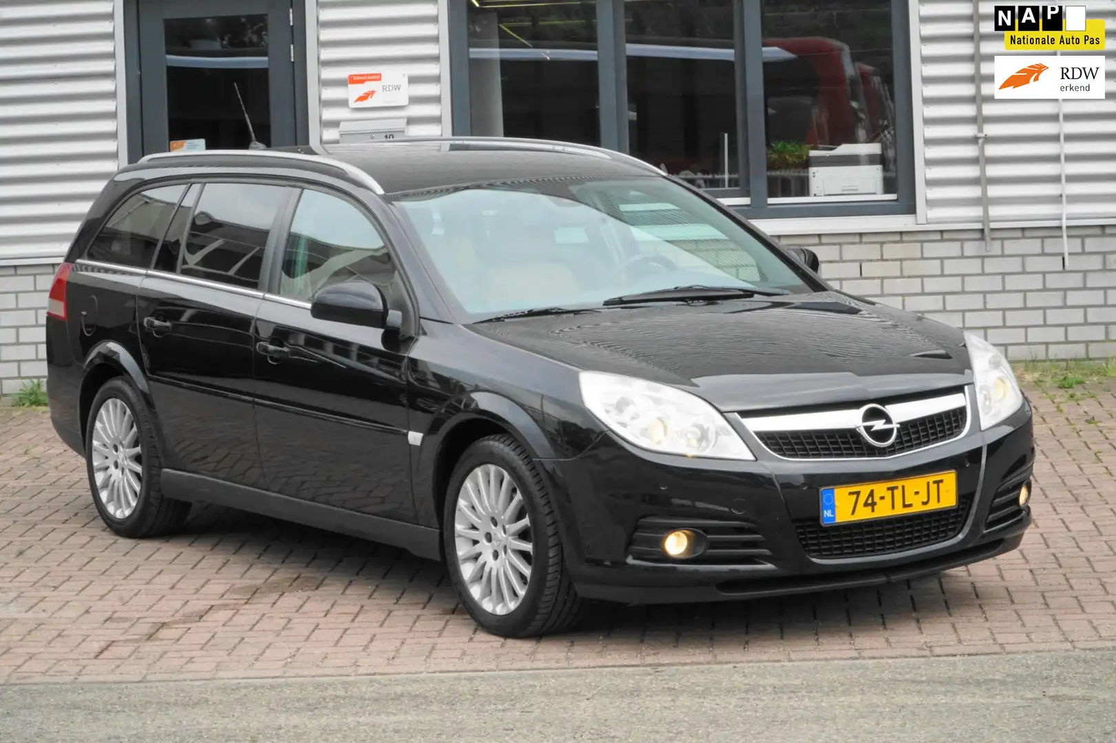 Opel Vectra Wagon 2.2-16V Executive LEDER NAVI Schwarz - 1