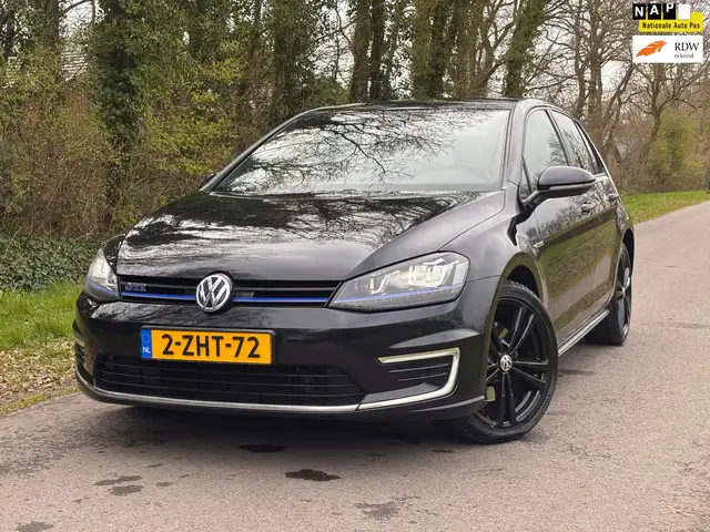 Volkswagen Golf GTE 1.4 TSI | DSG + Cruise control + Navi Nu € 10.500,