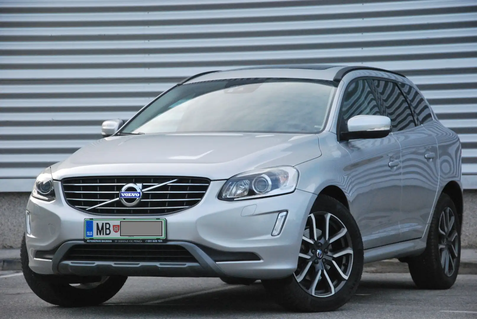Volvo XC60 Automatik D5 AWD Silber - 1