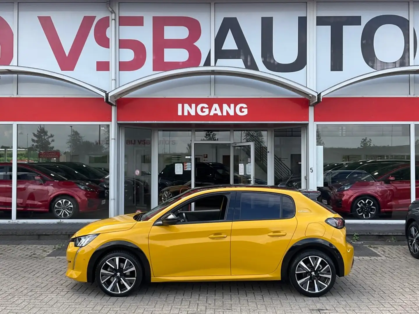 Peugeot 208 1.2 PURETECH AUT. NW-MODEL GT-LINE PANO-DAK NAVI C Geel - 2