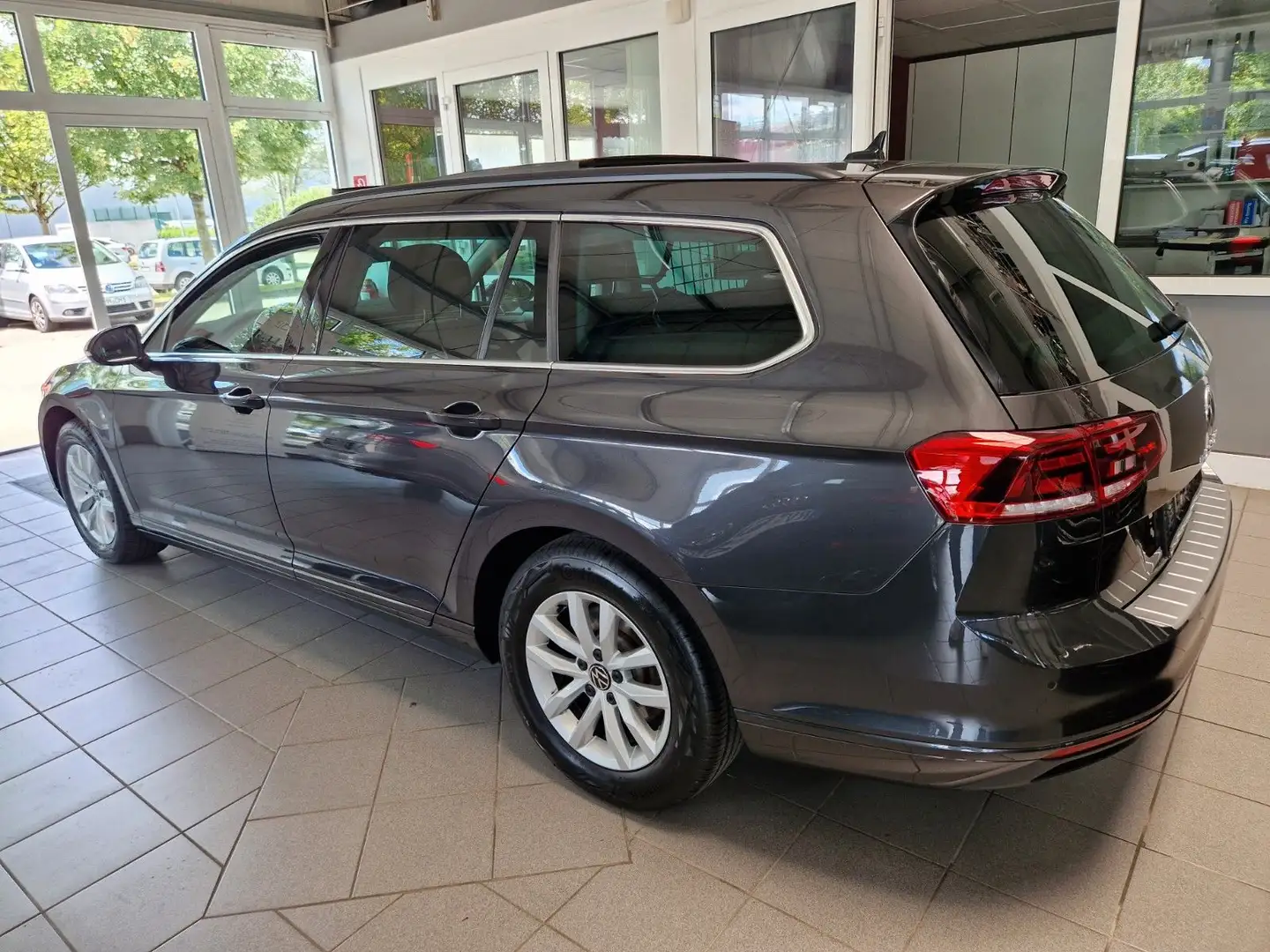 Volkswagen Passat Variant Business 2.0 TDI PANO SIDE AHK Grau - 2