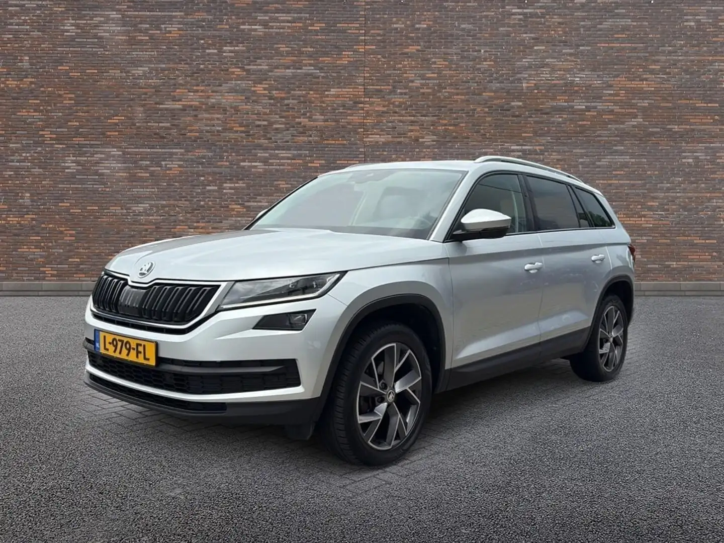 Skoda Kodiaq 1.5 TSI 7 pers. LEDER ECC LMV NAVIGATIE CRUISE PDC Grijs - 2