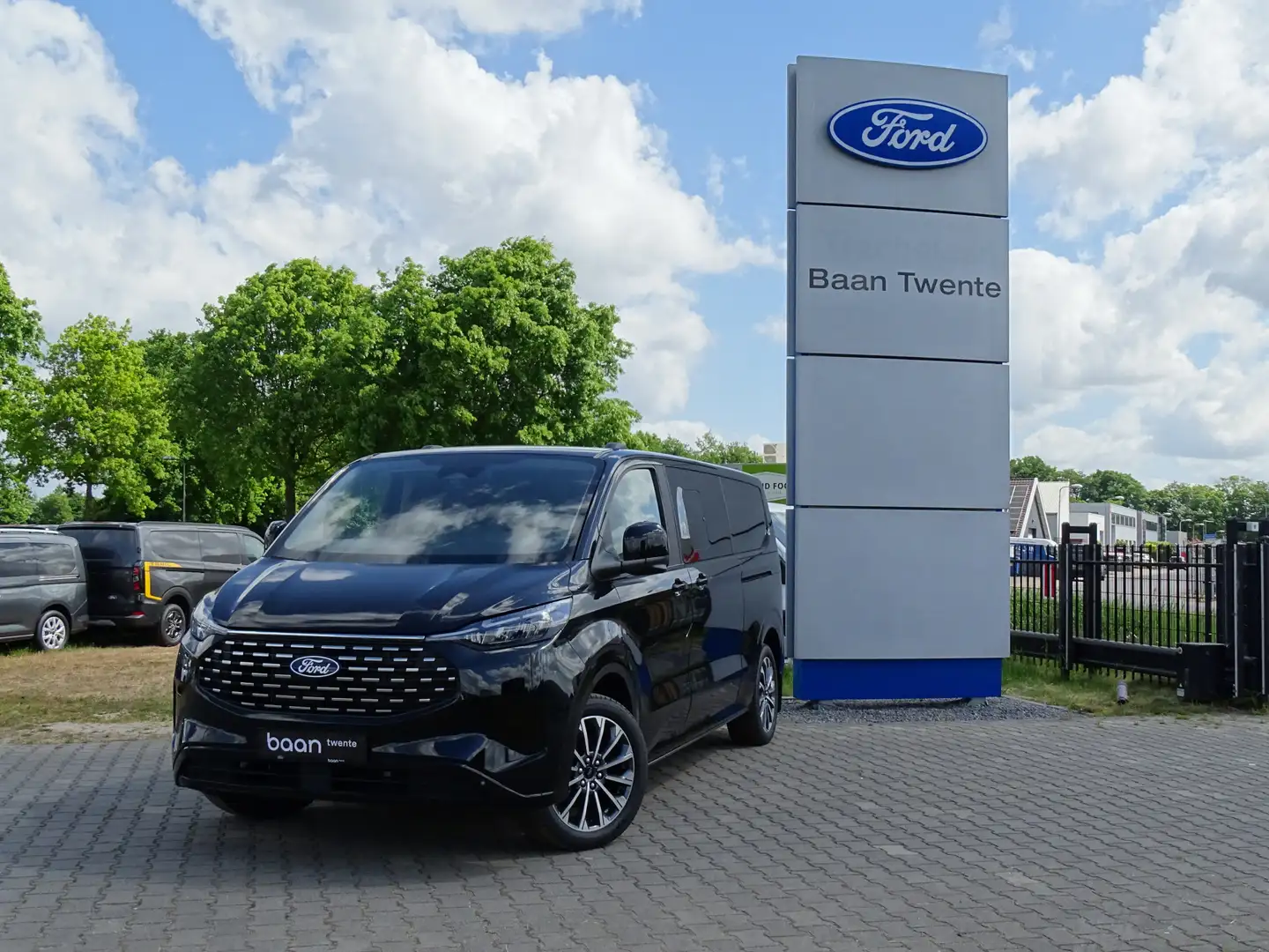 Ford Tourneo Custom 2.5 Plug-IN Hybrid 233 PK L2H1 Titanium X | Incl. Zwart - 2