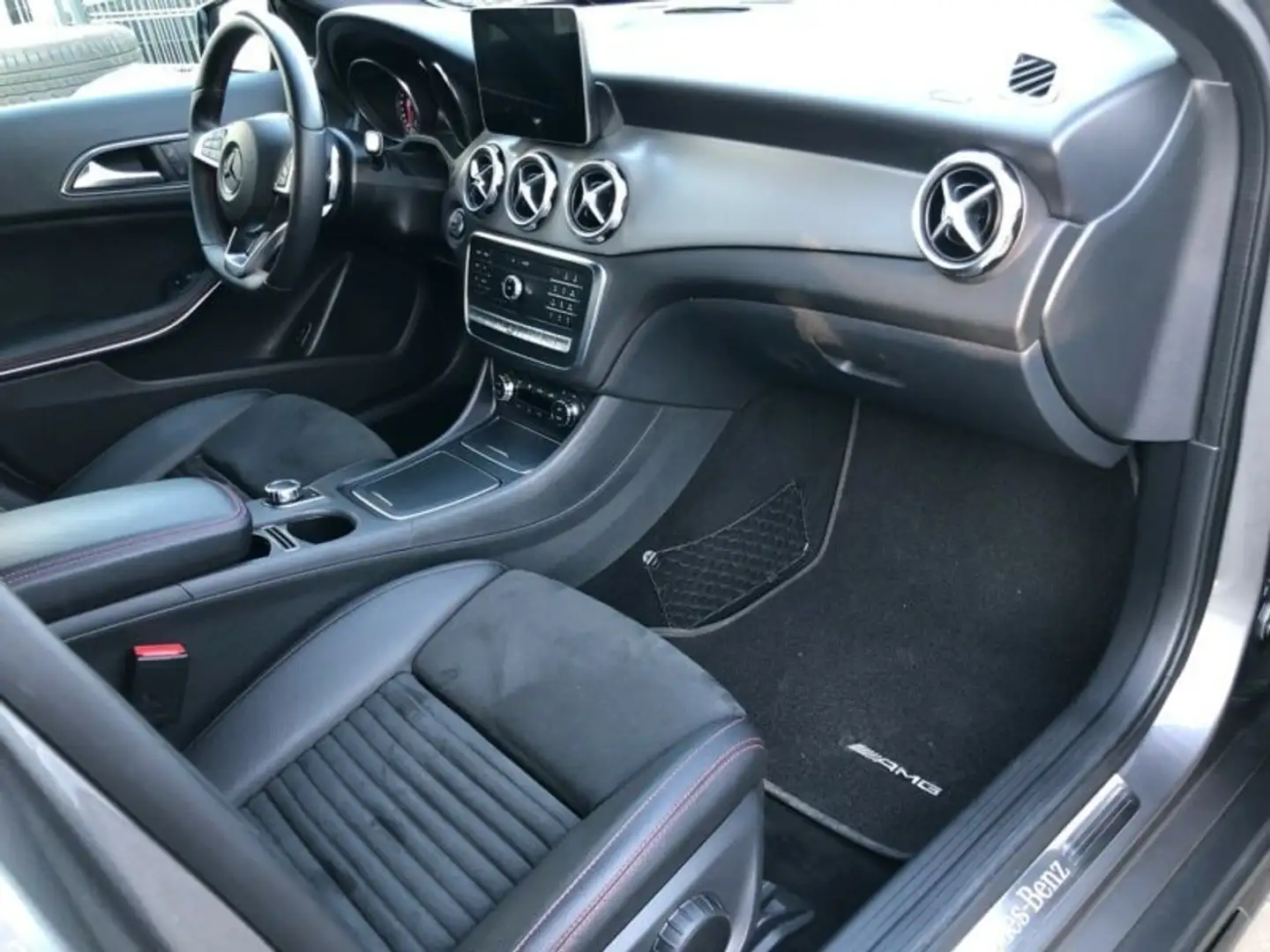 Mercedes-Benz GLA 220 4Matic 7G-DCT AMG Line - 1