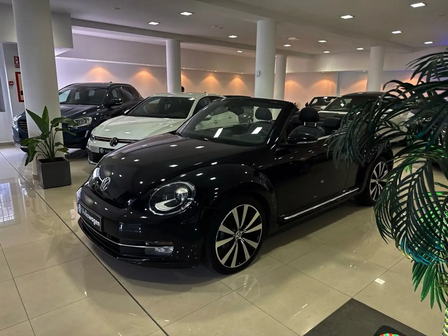 Volkswagen Beetle Cabrio 2.0TDI R-Line 140 Negro - 1