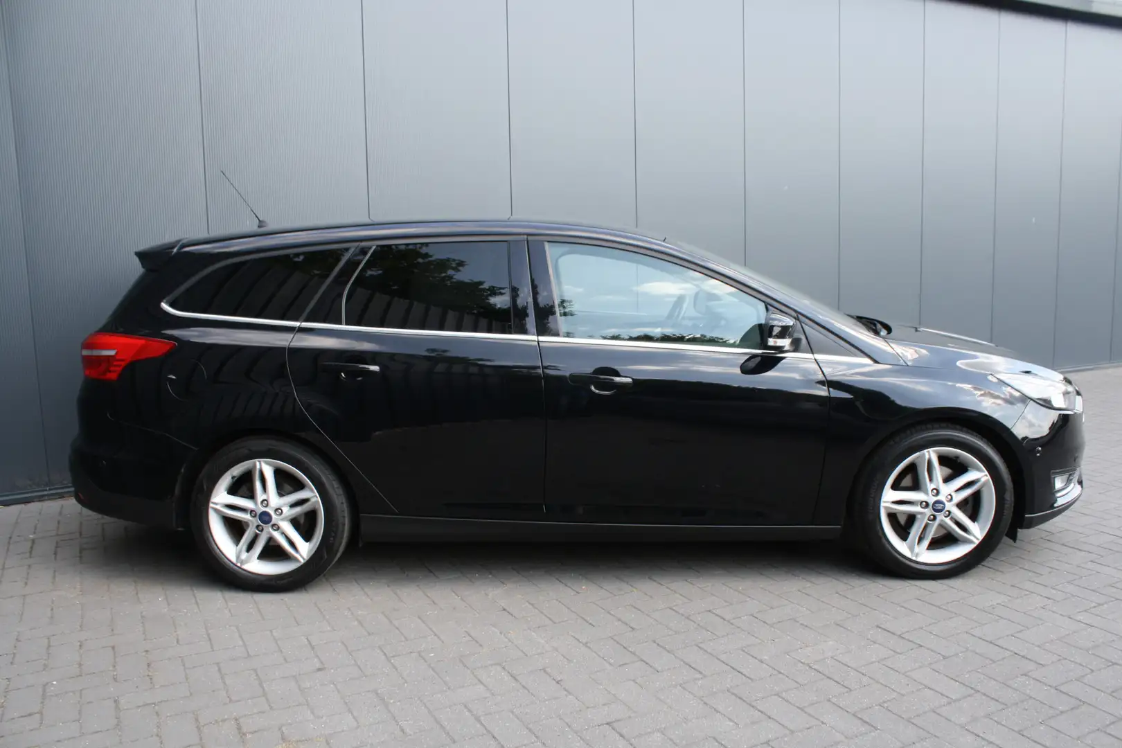 Ford Focus Wagon 1.5 Titanium - NAVIGATIE - CAMERA - TREKHAAK Zwart - 2