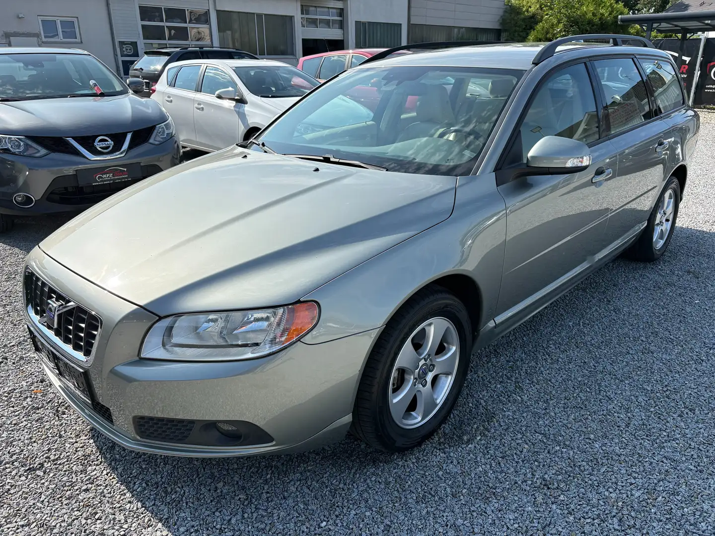 Volvo V70 V70 2,4D Aut.*AHK*TOP ZUSTAND* Grün - 2