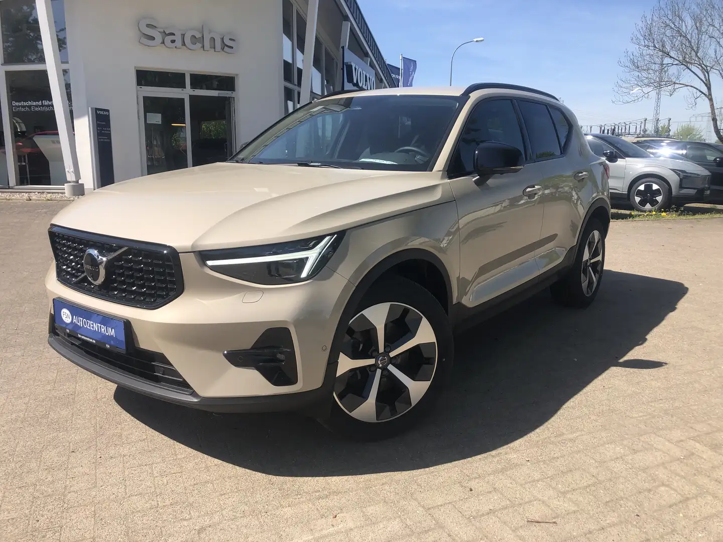 Volvo XC40 B3 Plus Dark Pixel LED Beige - 1