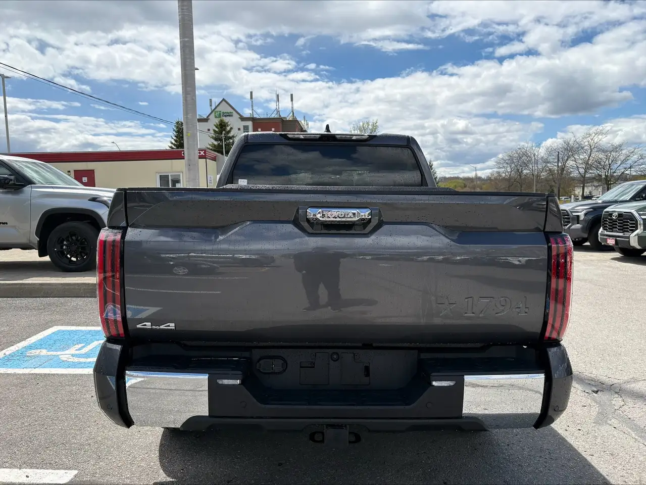 Toyota Tundra снимка Toyota Tundra