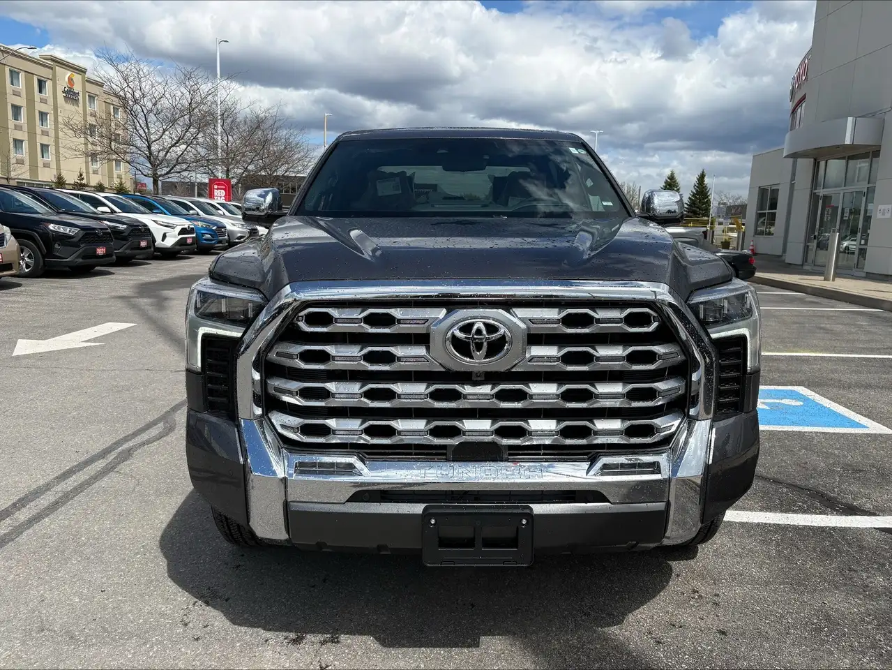 Toyota Tundra снимка Toyota Tundra