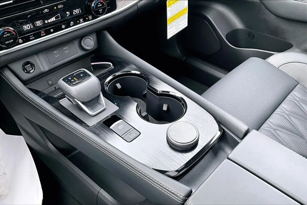 Nissan Rogue снимка Nissan Rogue