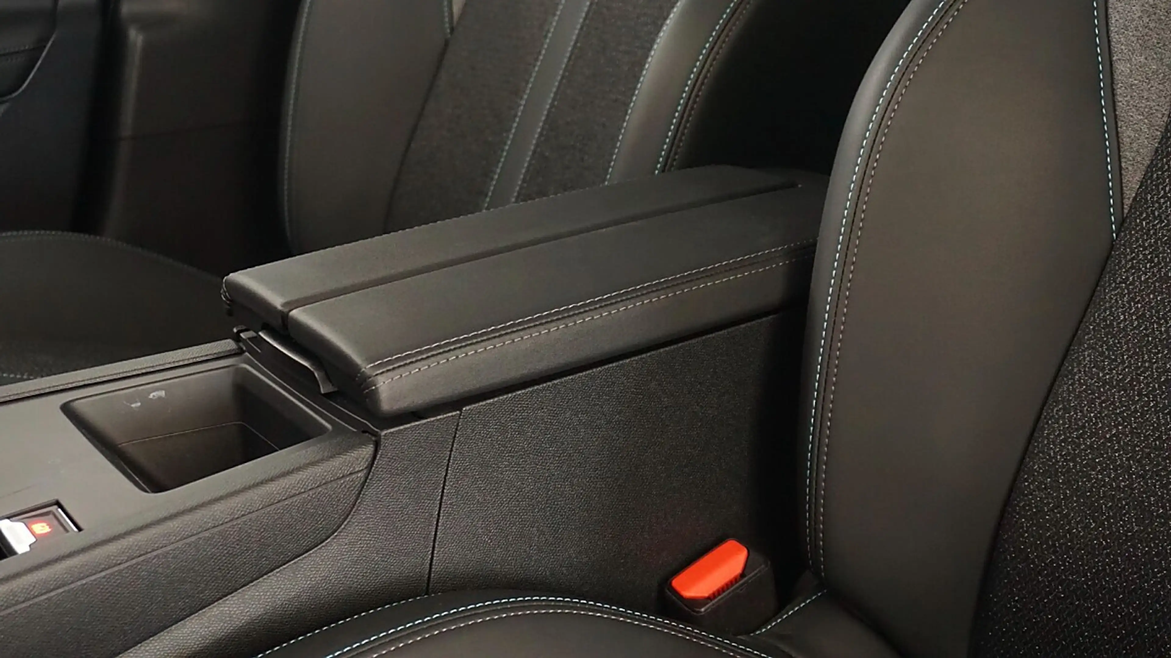 Peugeot 408 Hybrid 145 e-DCS6 Allure Hybrid 145PS e-DCS6 /N... — photo 6