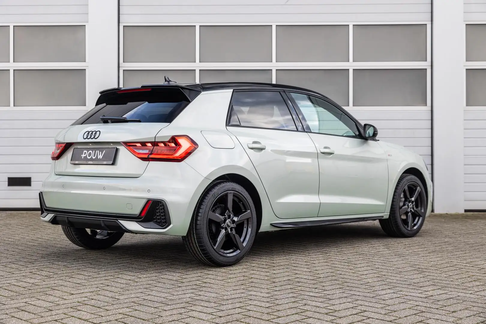 Audi A1 Sportback 25 TFSI 95pk S Edition | 17" Velgen | St Zilver - 2