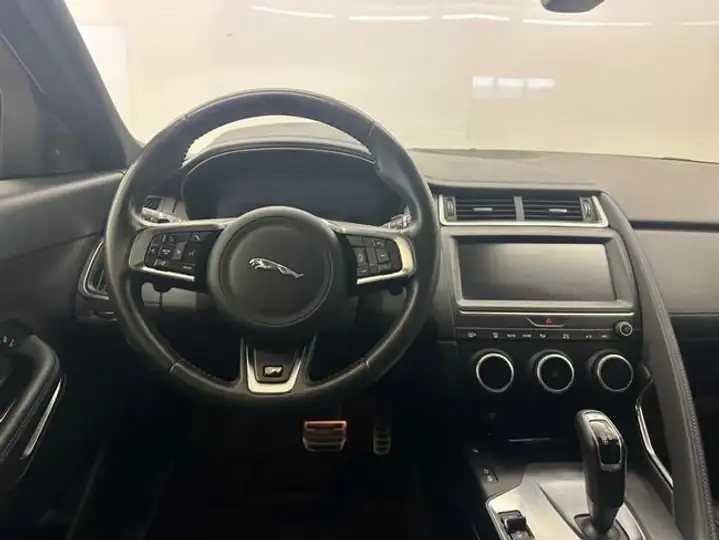Jaguar E-Pace 2018, foto 12