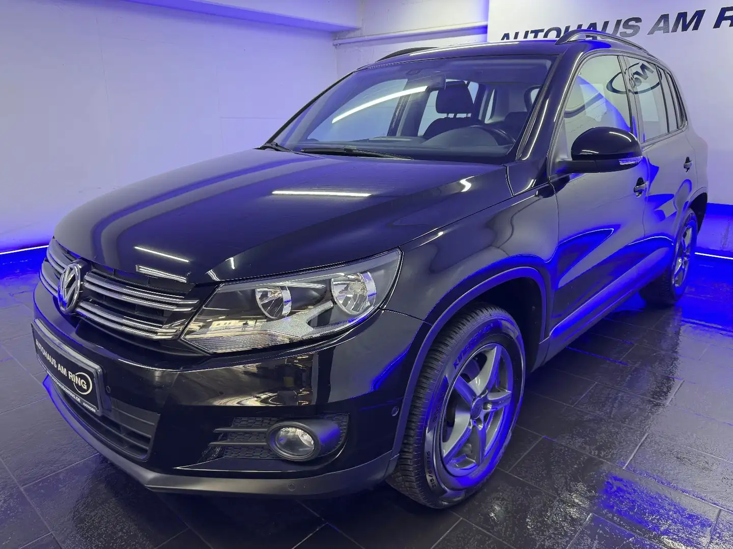 Volkswagen Tiguan 2.0 TDI BMT 1HND 79TKM CAM AHK 3xPDC SZHG Schwarz - 2