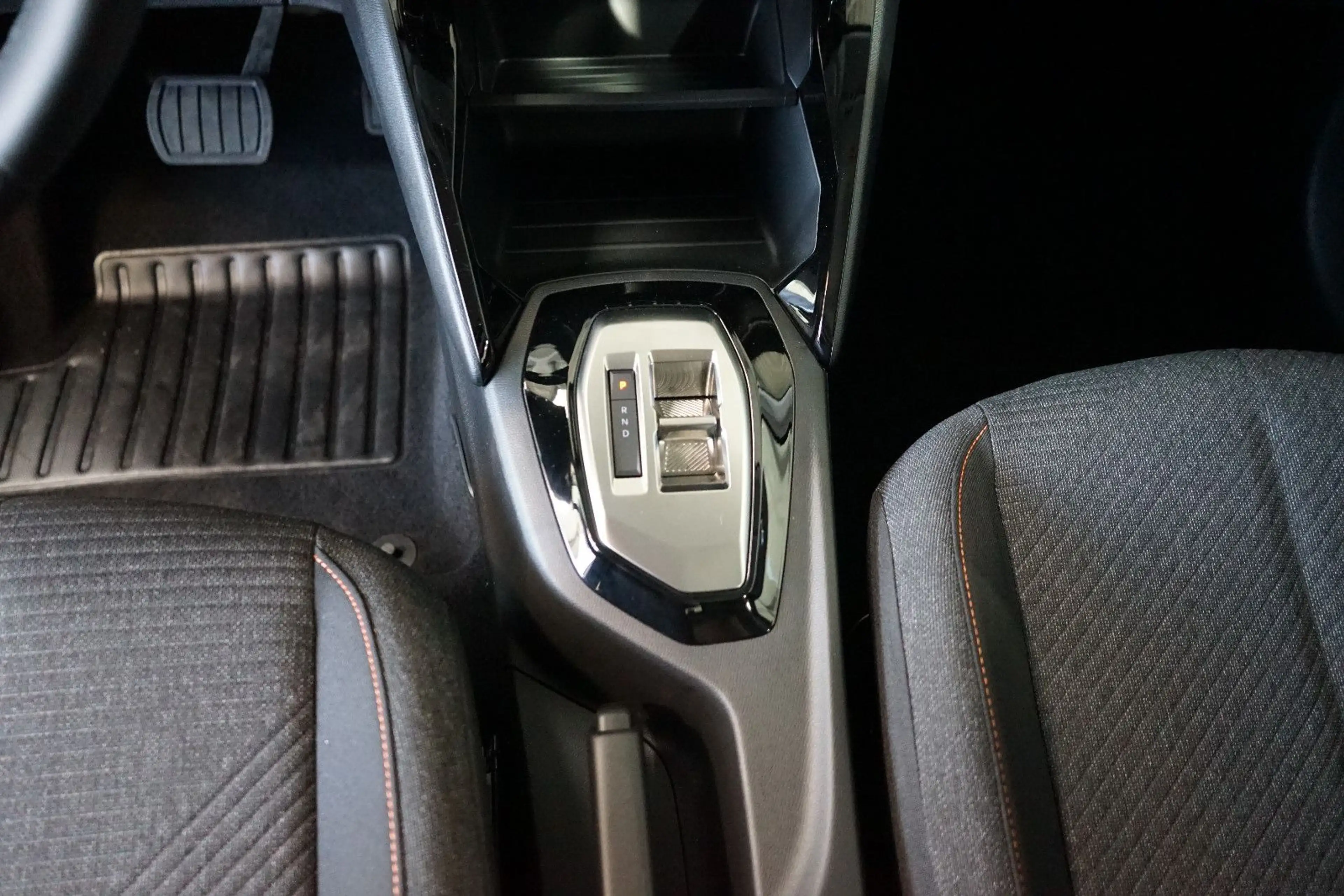 Peugeot 208 Hybrid 110 e Style Navi+LED+Sitzheizung+PDCh — photo 13