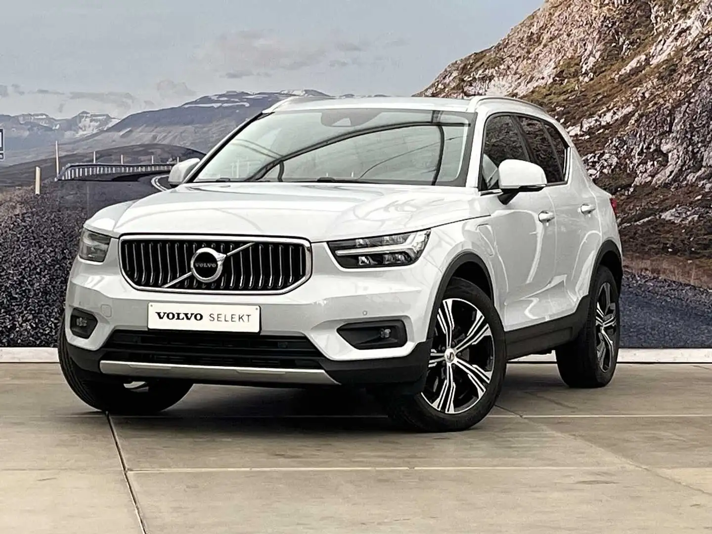Volvo XC40 T5 MOMENTUM PRO Plateado - 1
