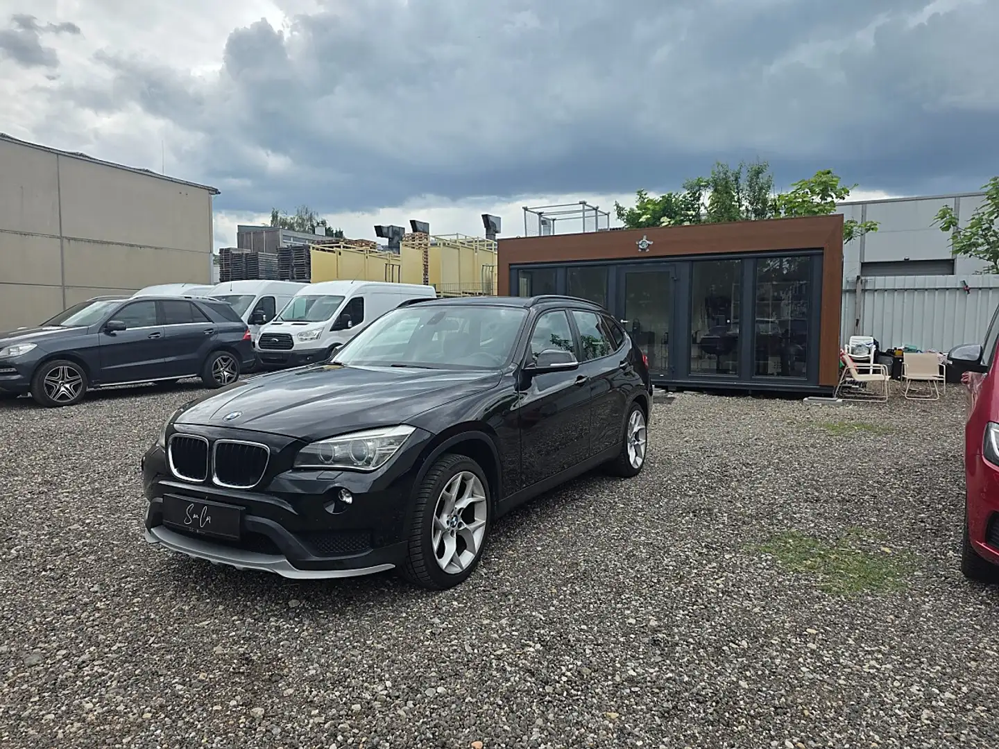 BMW X1 18xd Allrad Schwarz - 1