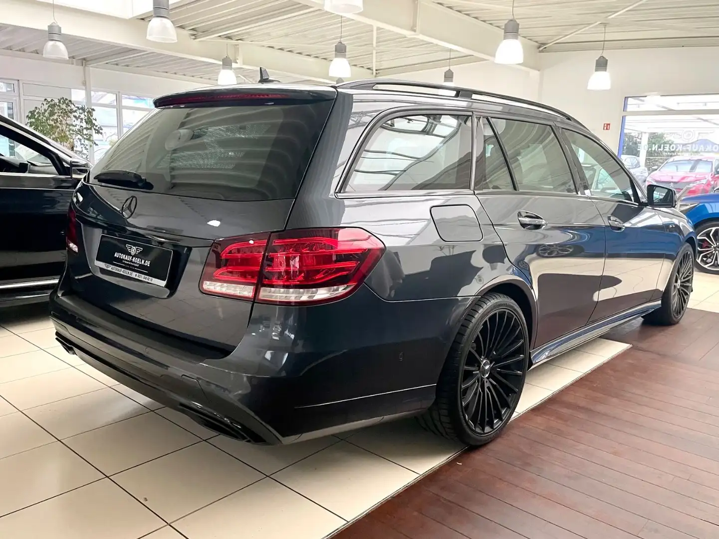 Mercedes-Benz E 250 E T-Modell CGI Avantgarde/AMG-Line/PanDach Grijs - 2