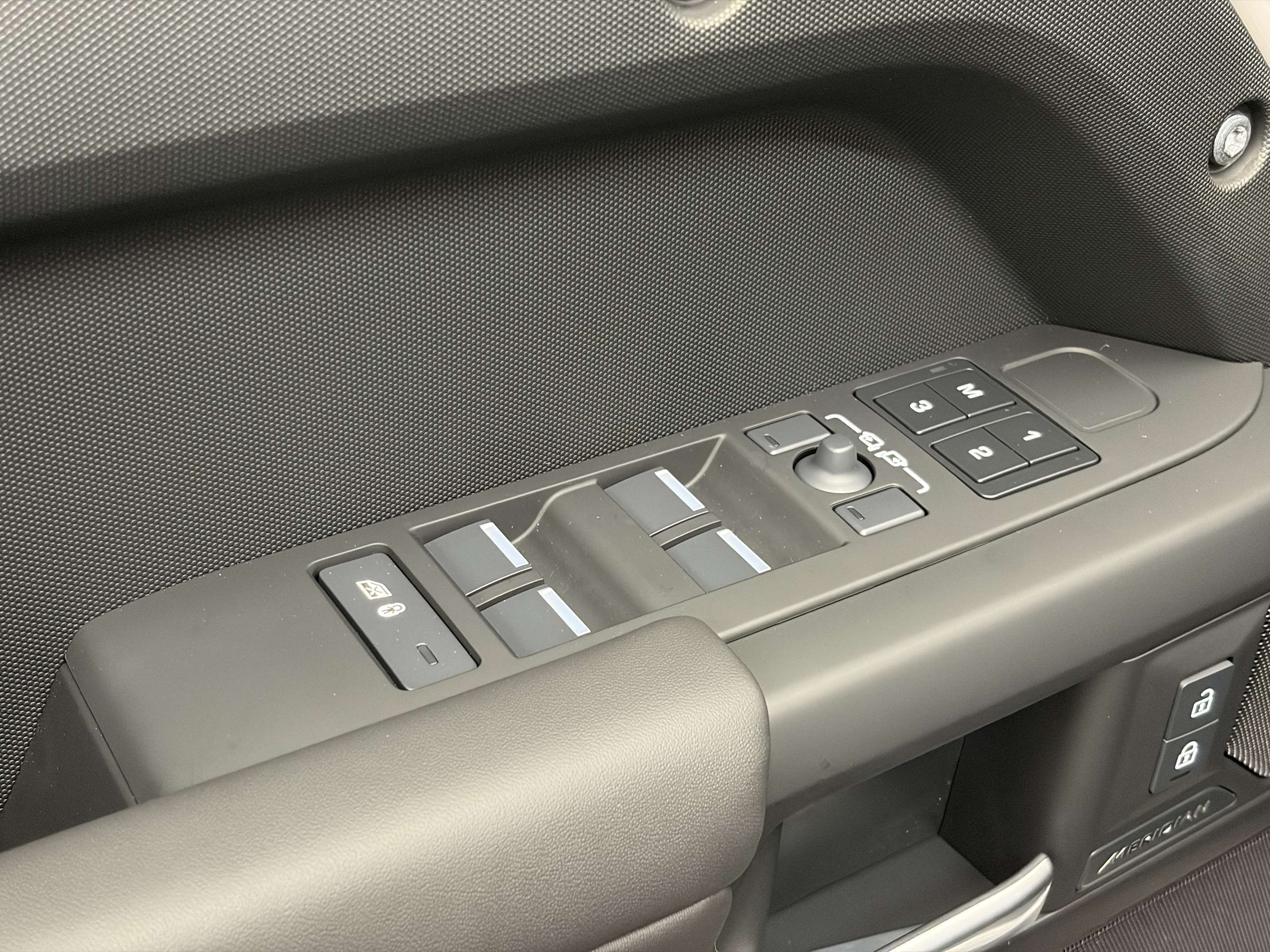 2026 Land Rover Defender S thumb 10
