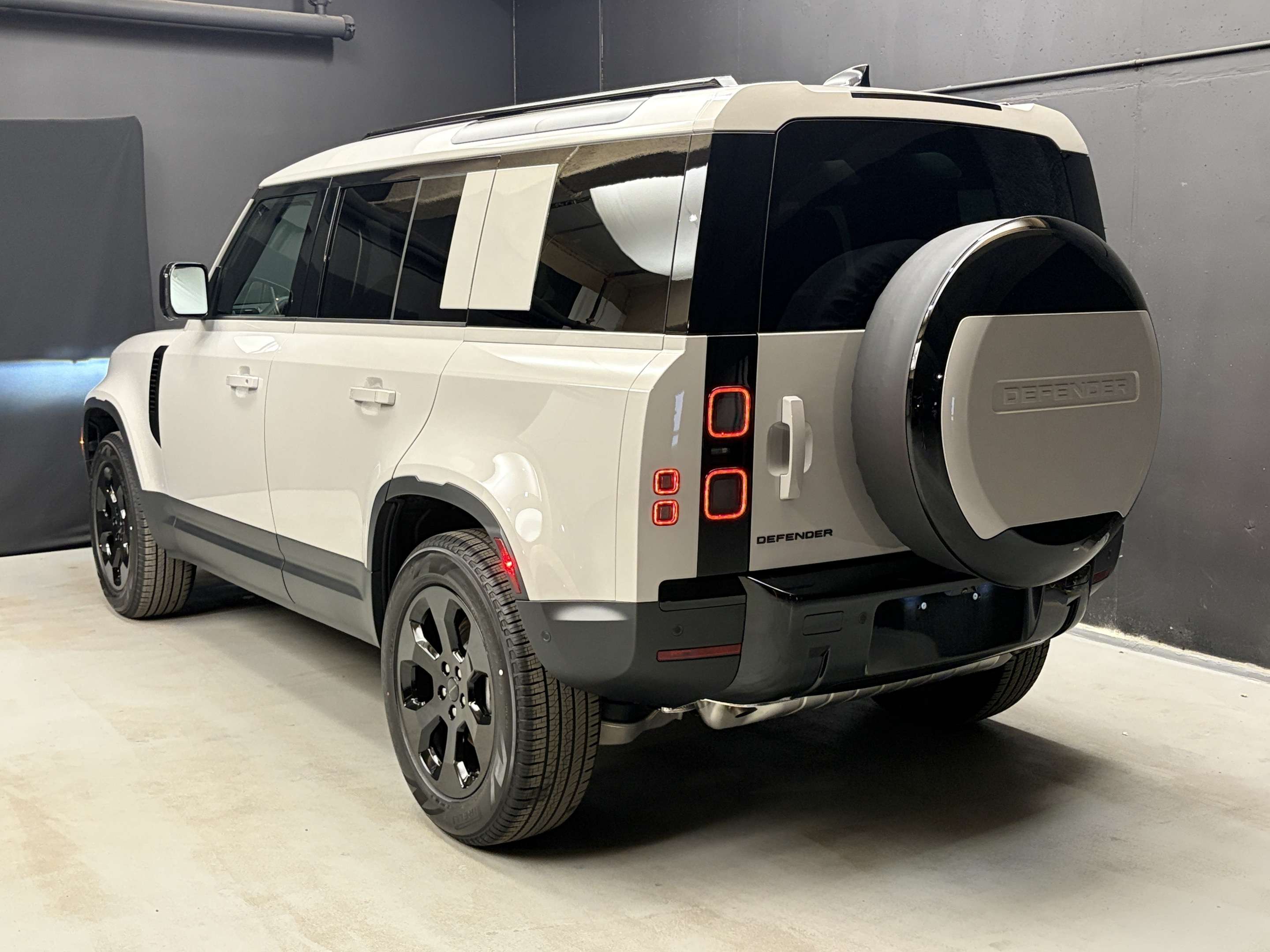 2026 Land Rover Defender S alt 5