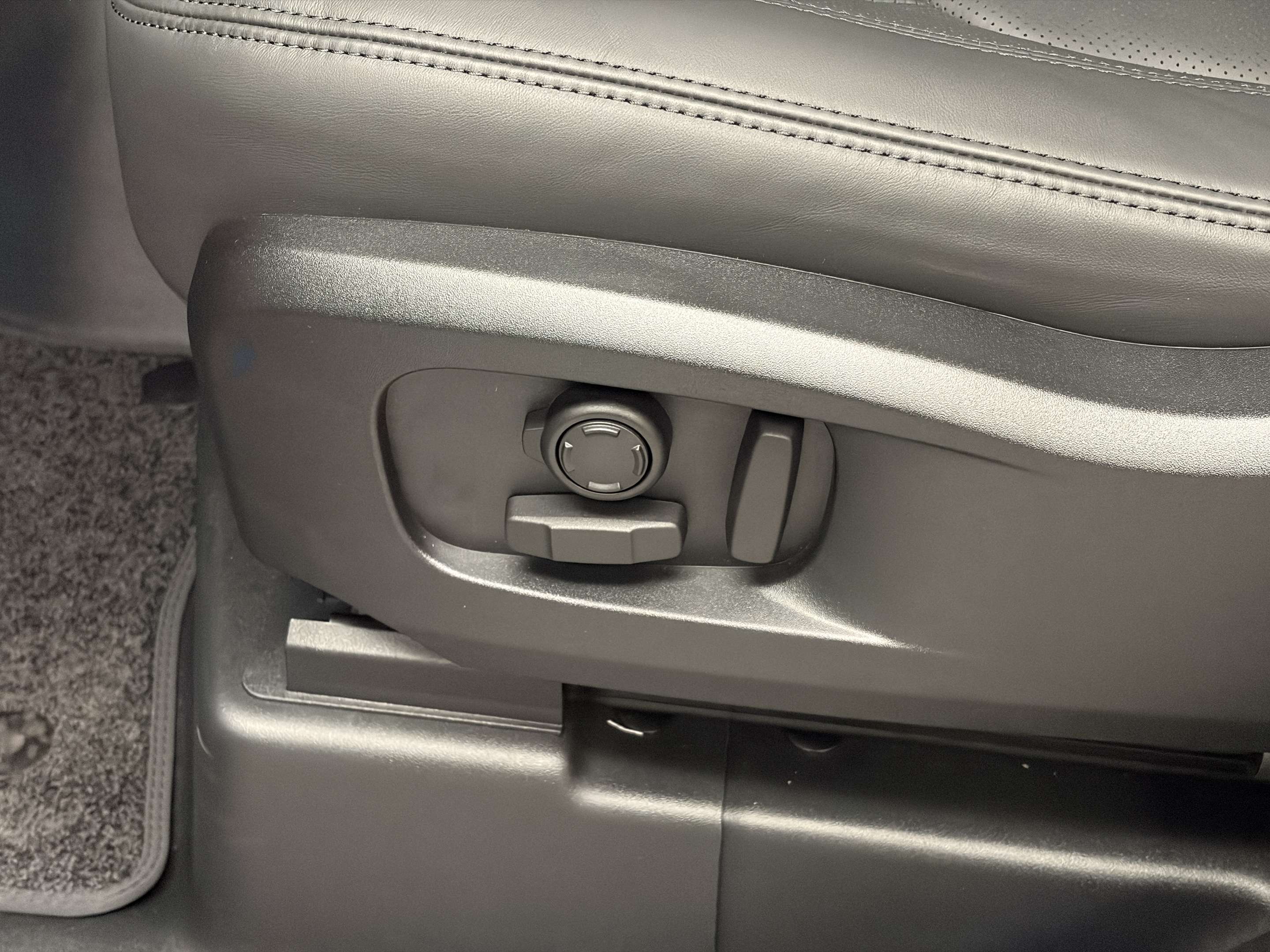 2026 Land Rover Defender S thumb 11