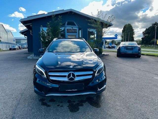 Mercedes-Benz GLA 200 AMG / NAVI / AHK