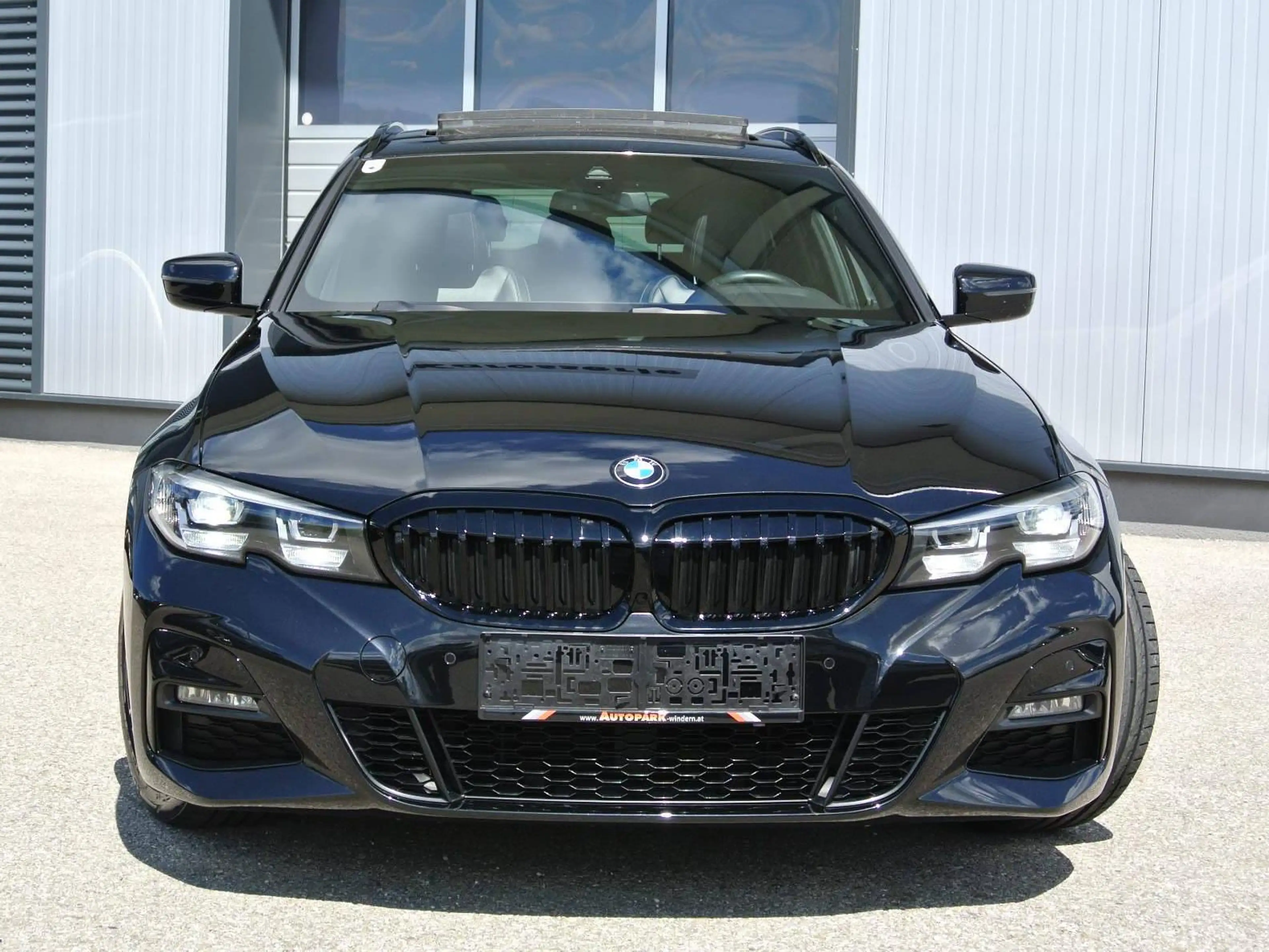 BMW 320 d Touring **M - Paket ** PANO * LEDER * NAVI * — photo 3