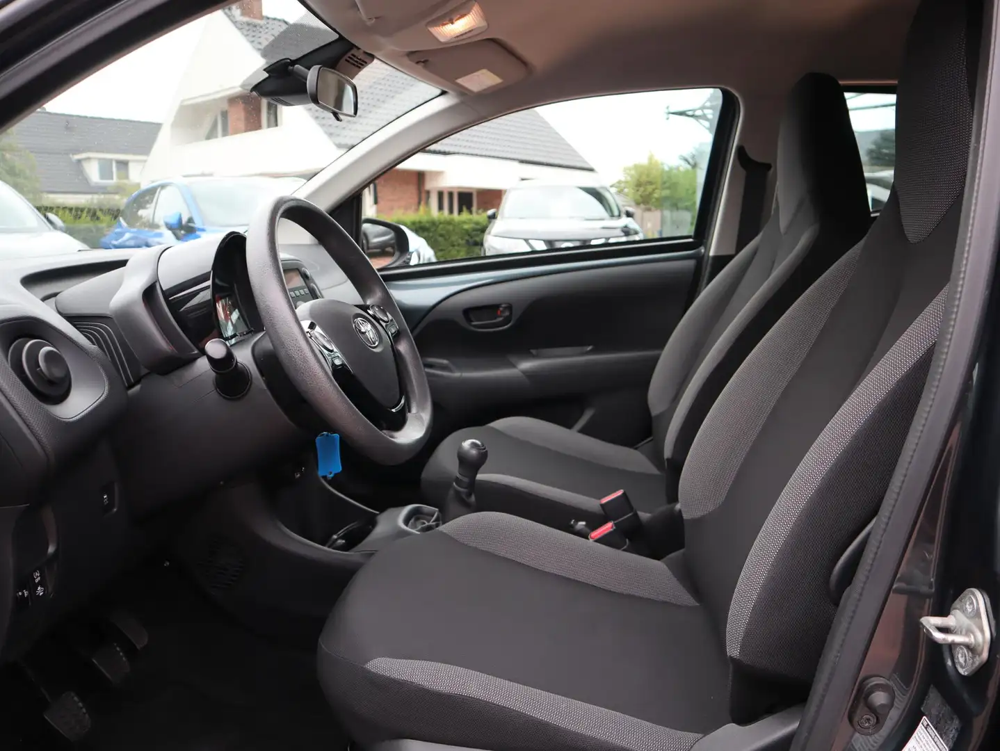 Toyota Aygo 1.0 VVT-i x-fun | Airco | Bluetooth Grijs - 2