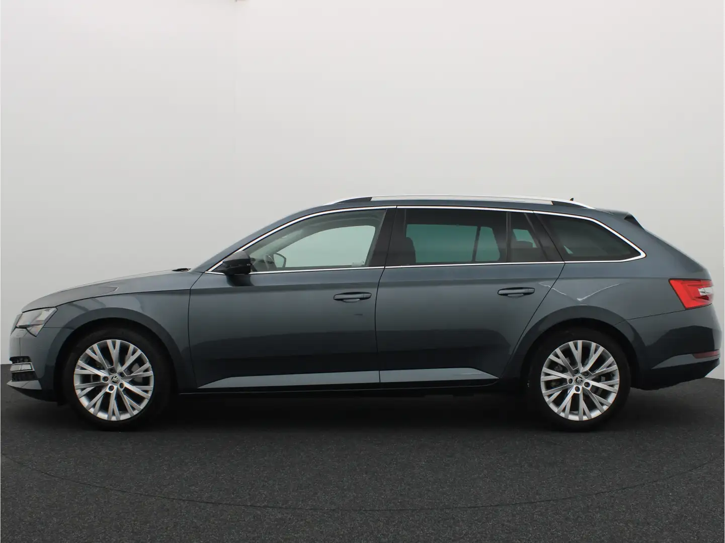 Skoda Superb Combi 1.5 TSI ACT Business Edition AUTOMAAT / PANO Grau - 2