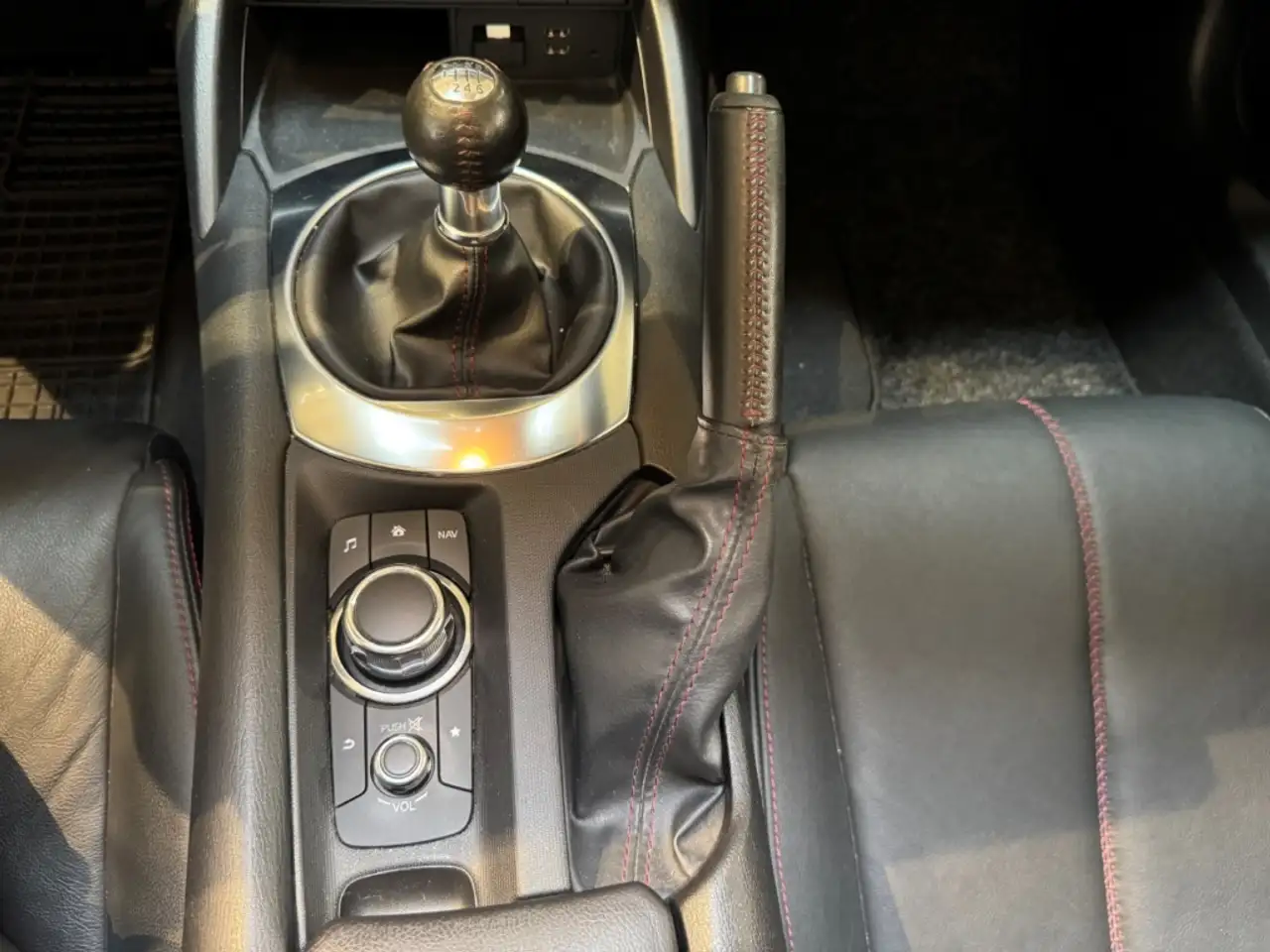 Mazda MX-5 Roadster — photo 24 sur 34