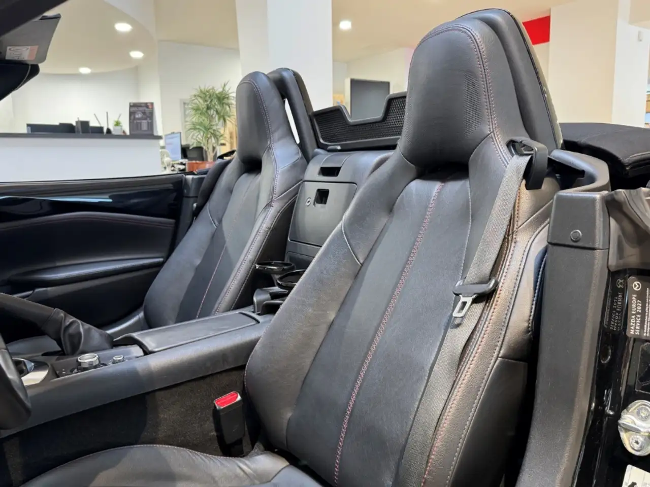 Mazda MX-5 Roadster — photo 14 sur 34