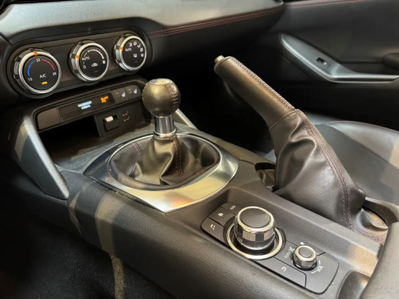 Mazda MX-5 Roadster — photo 23 sur 34