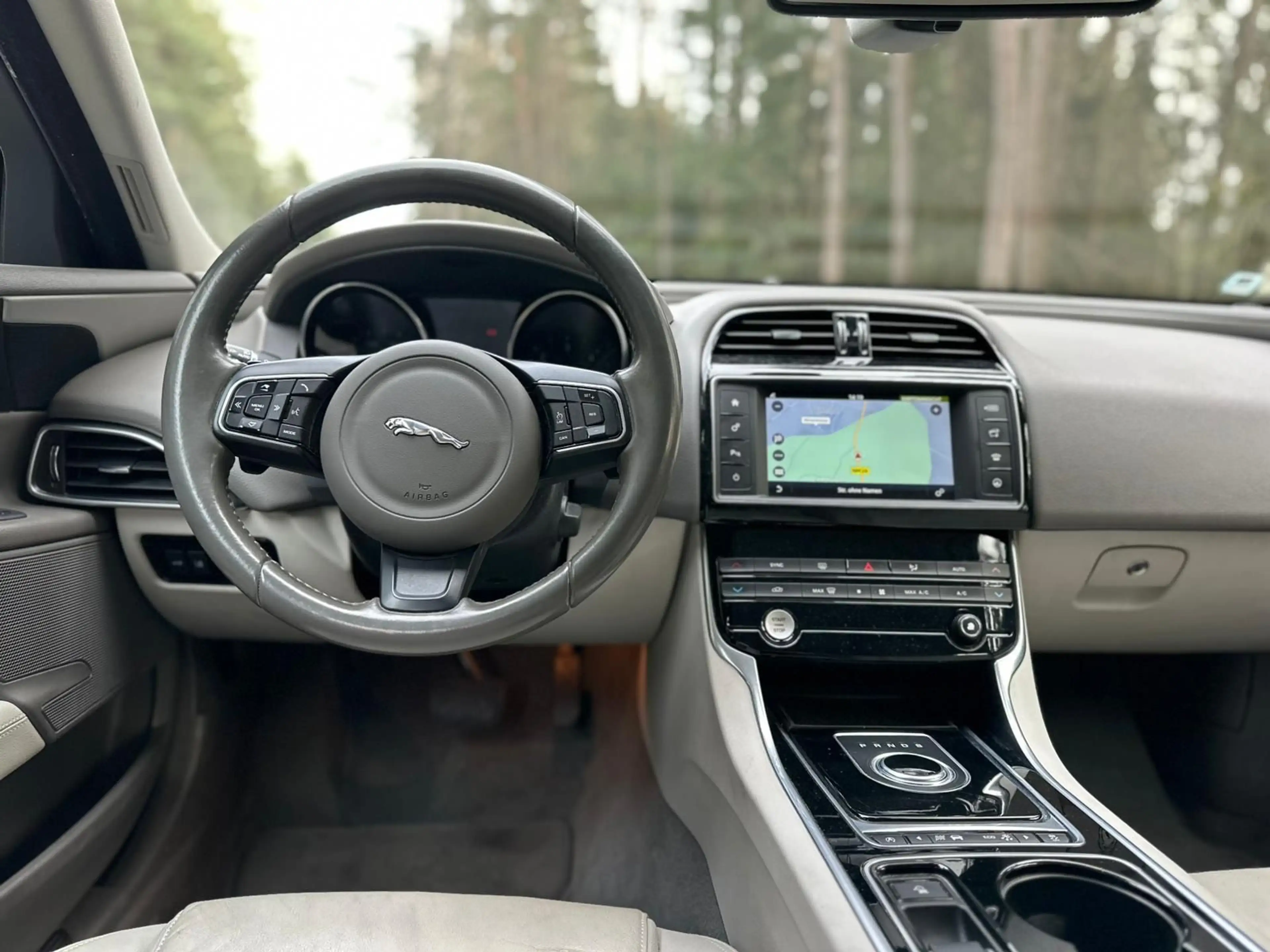 Jaguar XE Portfolio AWD PDC — photo 14