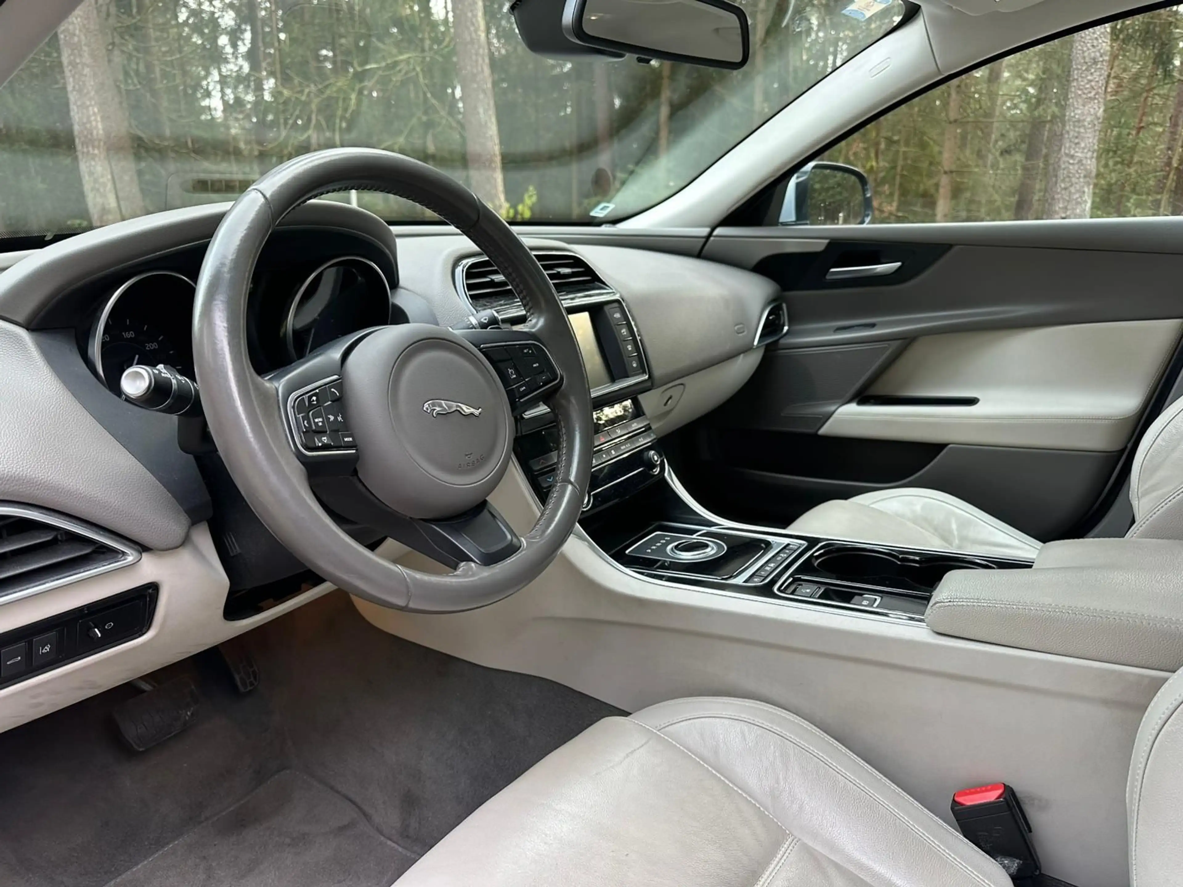Jaguar XE Portfolio AWD PDC — photo 15