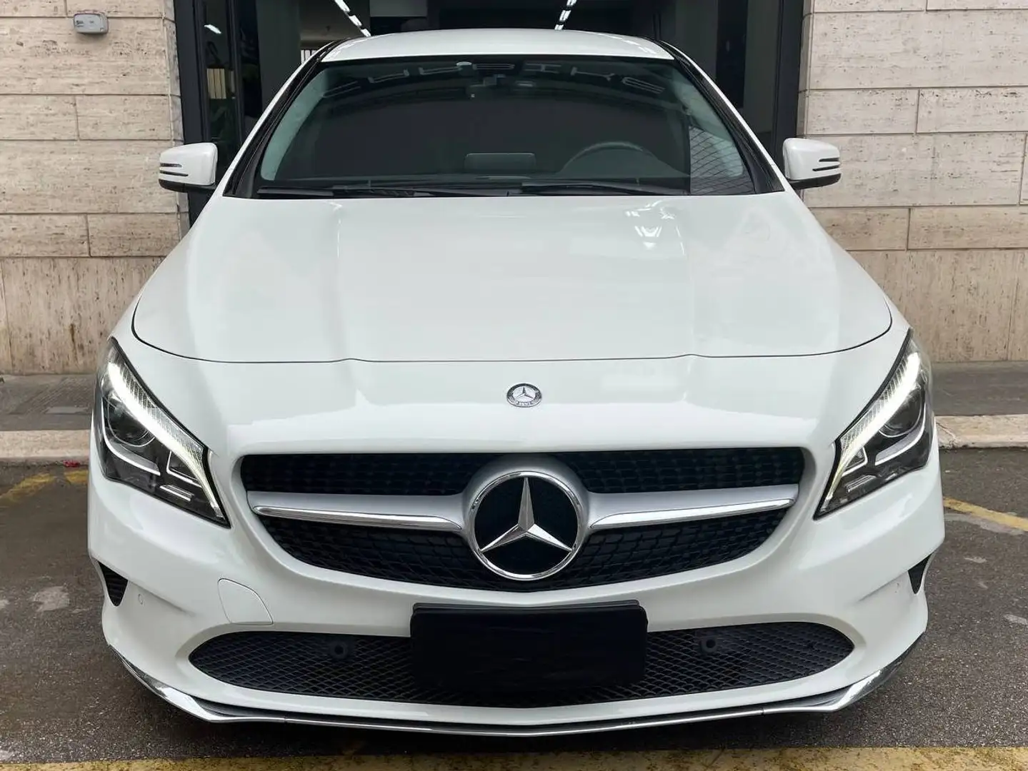 Mercedes-Benz CLA 200 Weiß - 1