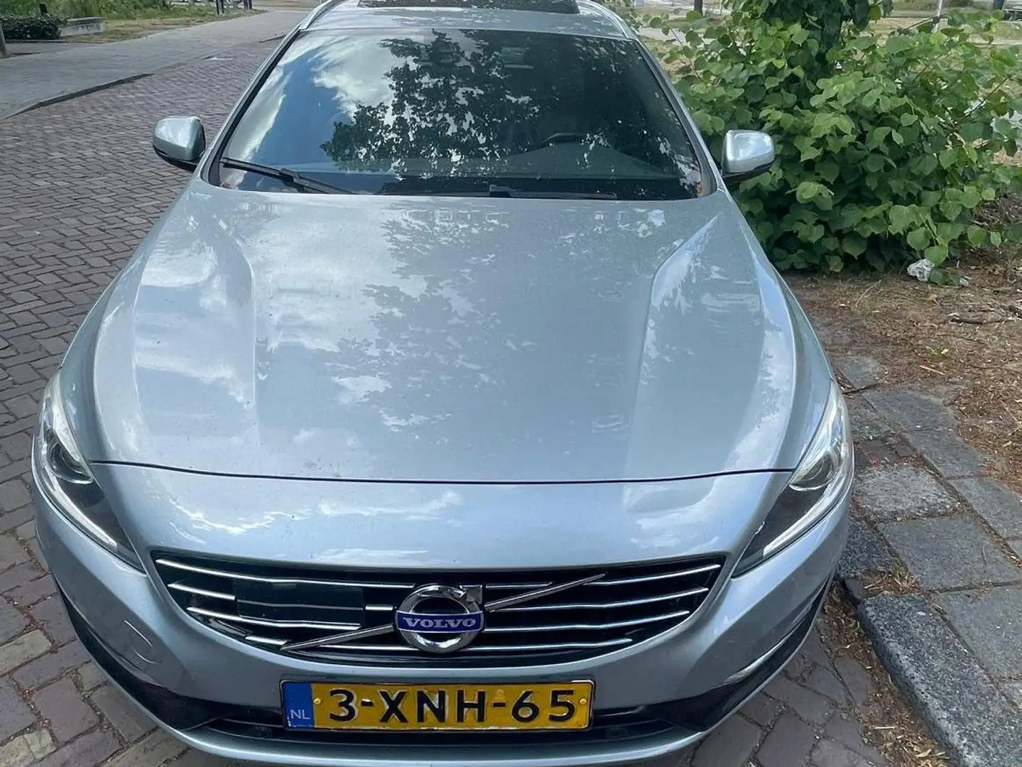 Volvo V60 V60 2.4 D6 AWD Pl.i Sum. Zilver - 1