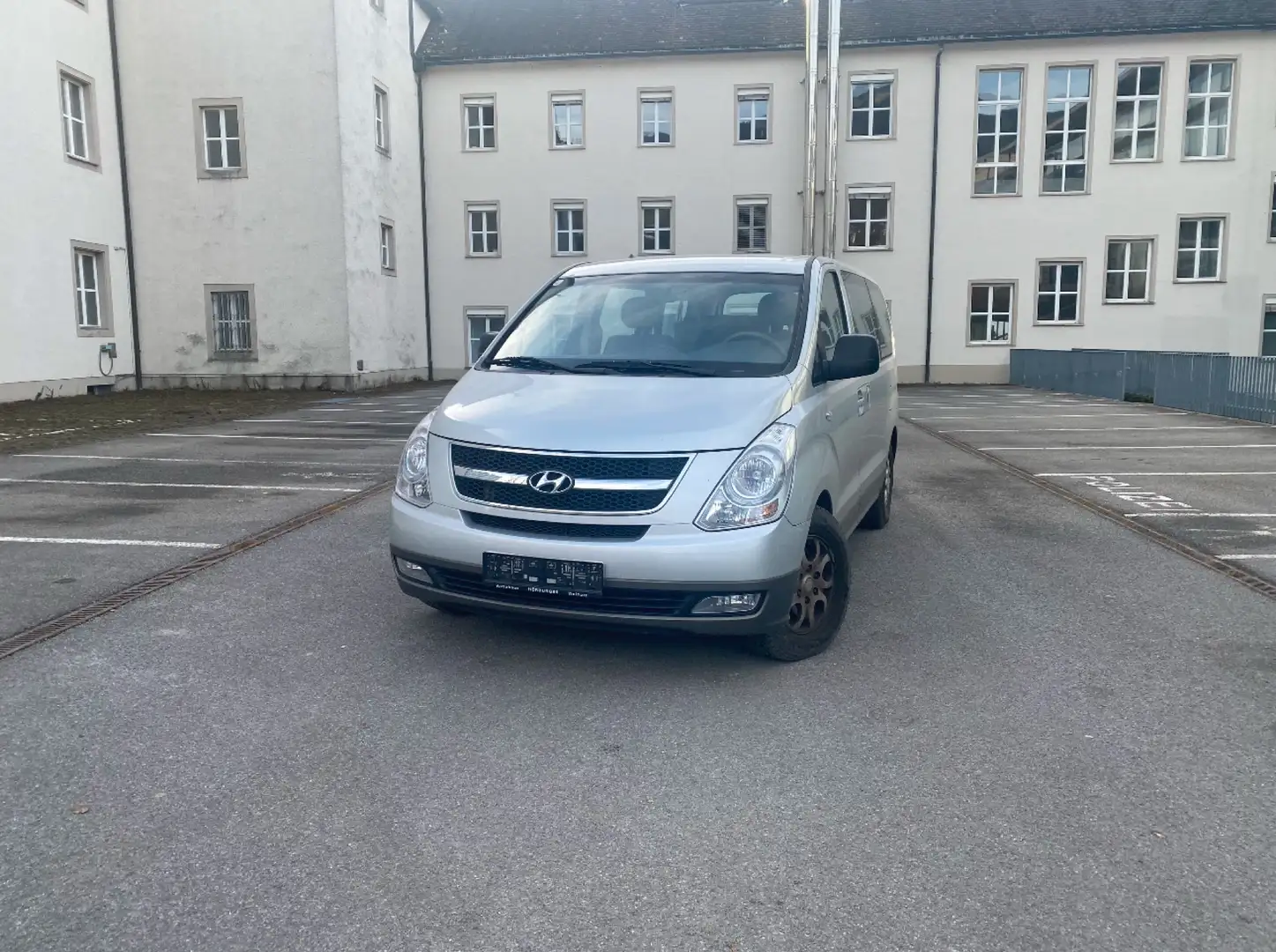 Hyundai H-1 Starex - 1