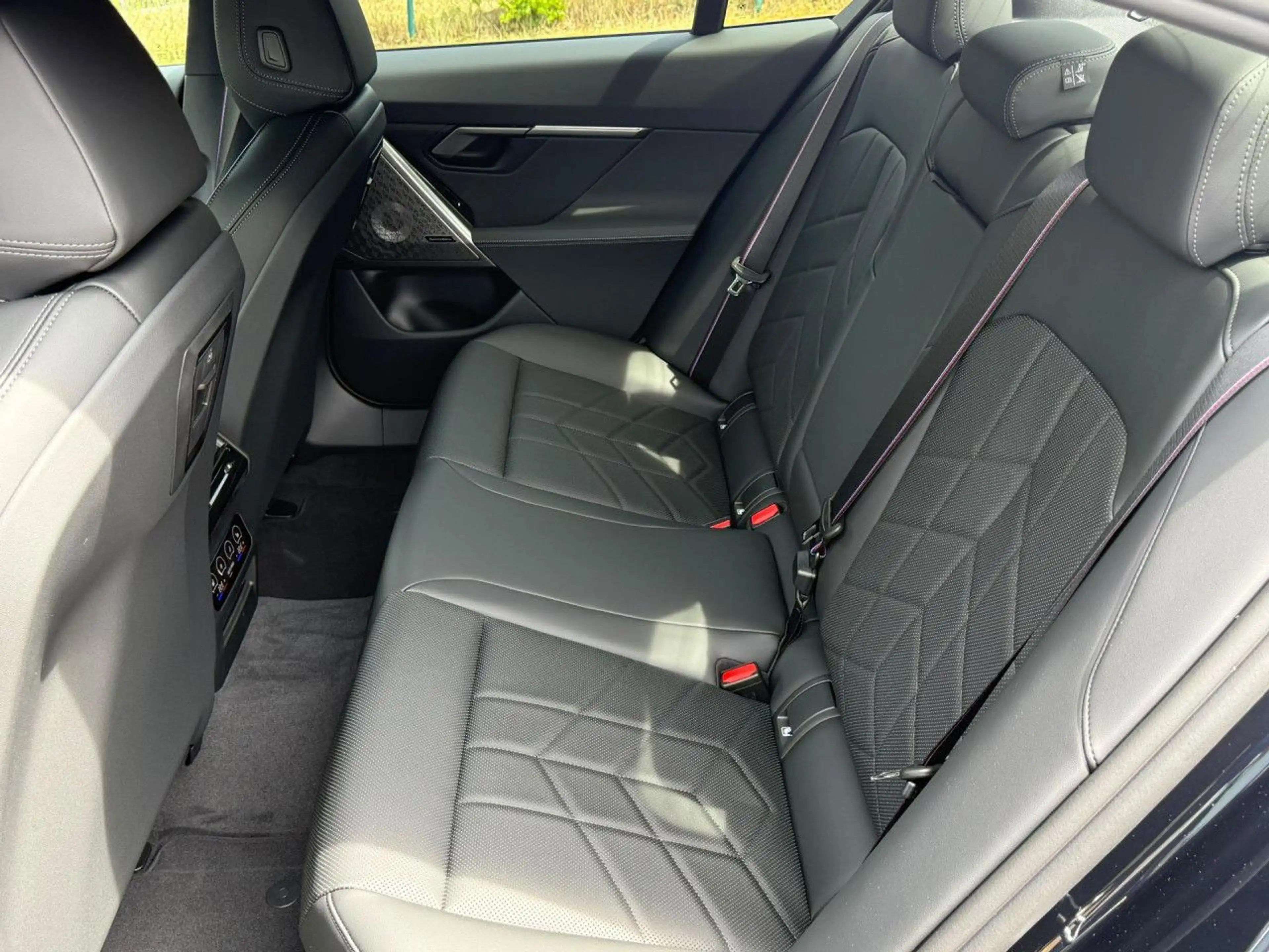 BMW 550 e xDrive Sportpaket Navi LED Vollleder Klima — photo 11