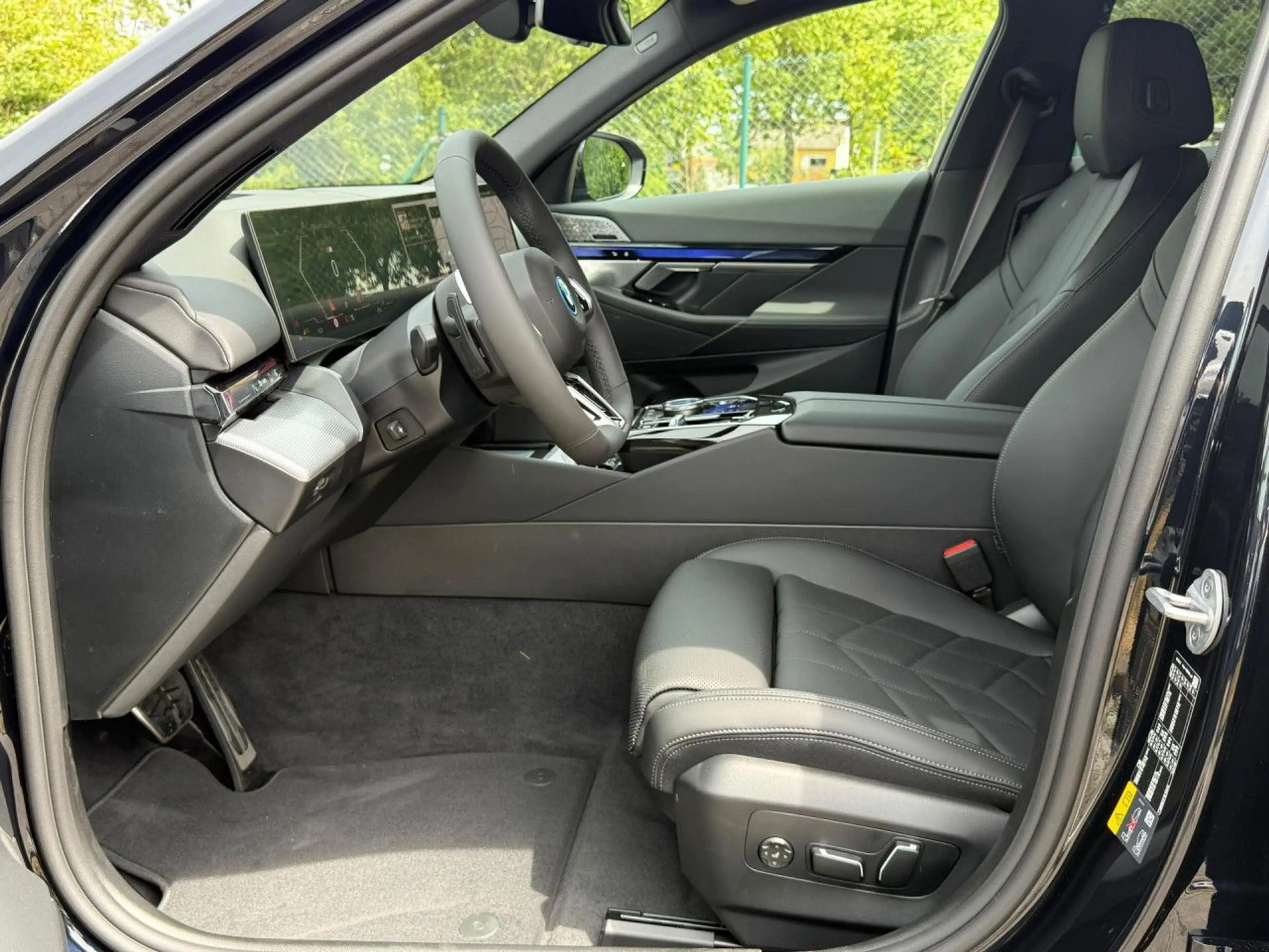 BMW 550 e xDrive Sportpaket Navi LED Vollleder Klima — photo 10