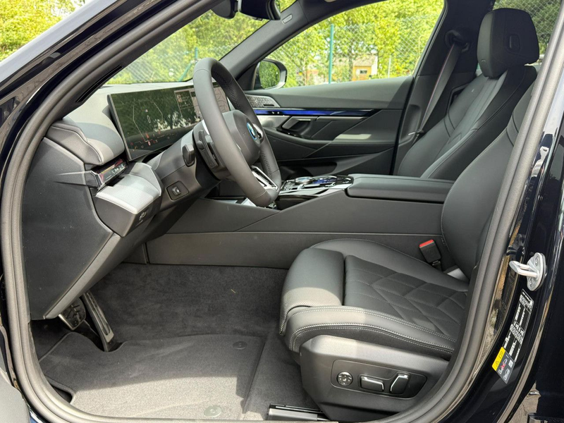 BMW 550 e xDrive Sportpaket Navi LED Vollleder Klima — photo 10