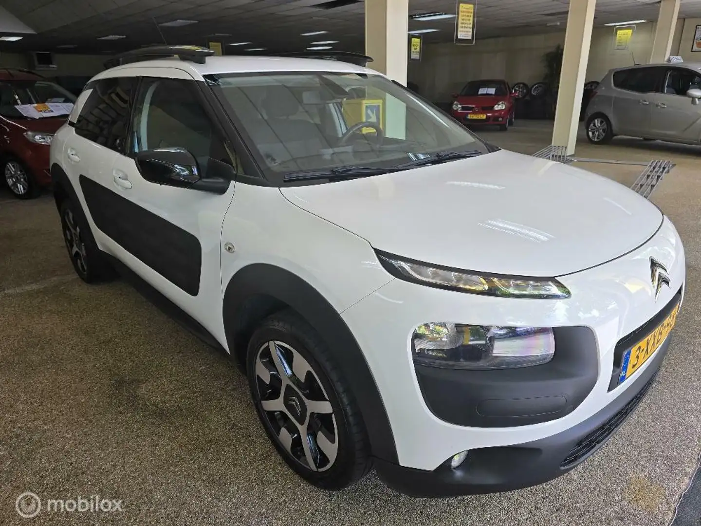 Citroen C4 Cactus 1.2 e-VTi Shine Camera. Navi. Apple carplay Alb - 1