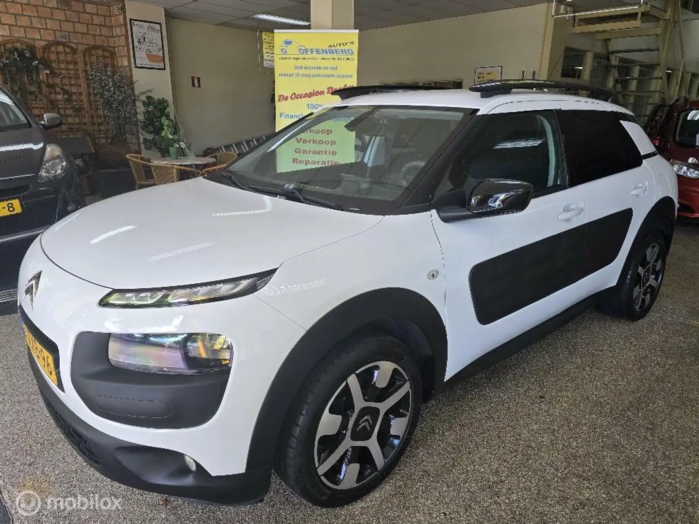 Citroen C4 Cactus 1.2 e-VTi Shine Camera. Navi. Apple carplay Wit - 2