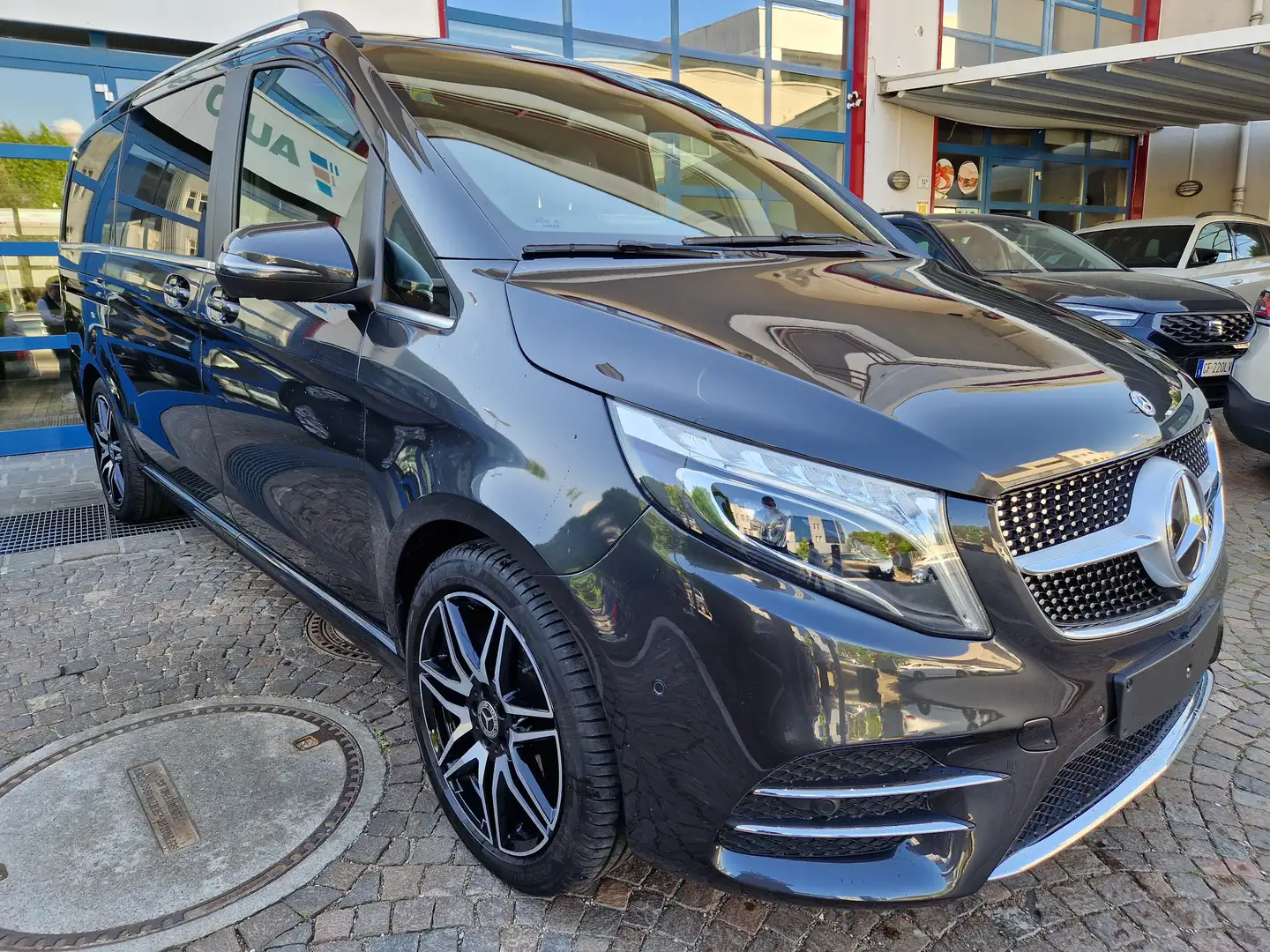 Mercedes-Benz V 300 d239Cv L 4Matic AMG 19"Distronic OpenSky Exclusive Grijs - 2