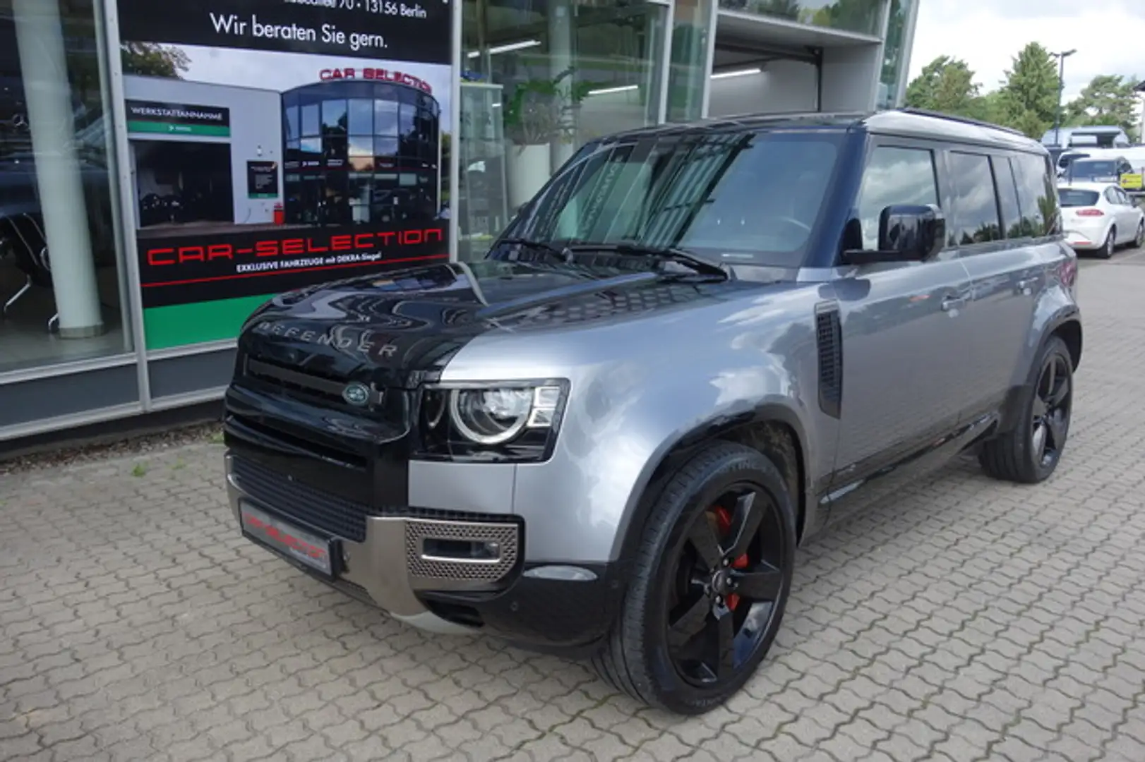 Land Rover Defender 110 D300 X 4x4 7-SITZER LUFT/PANO/STDHZG/AHK/22" siva - 1