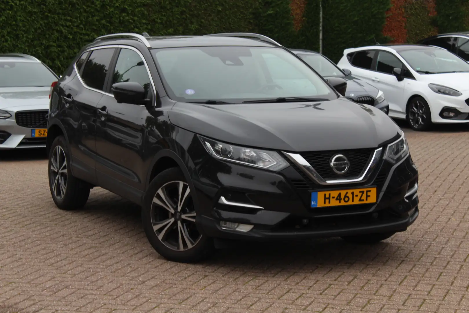 Nissan Qashqai 1.3 DIG-T N-Connecta / Panoramadak / 360Camera / N Schwarz - 1